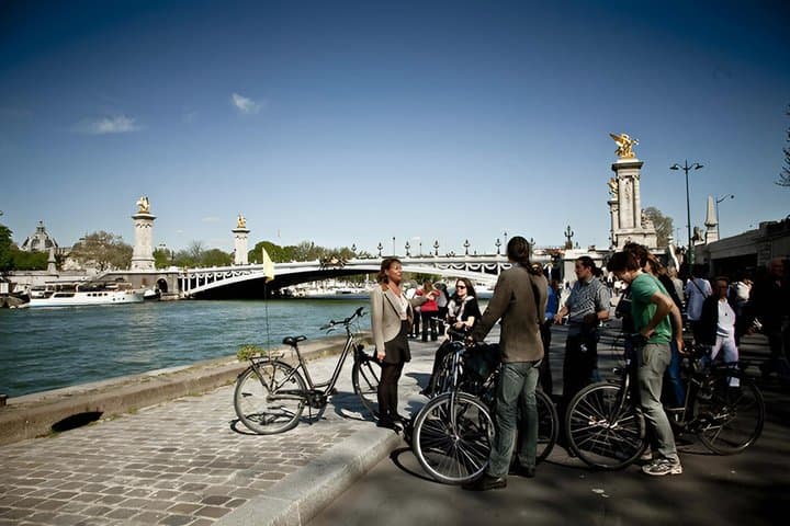 Private Guided Bike Tour of Paris Highlights