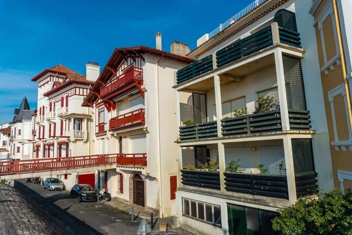 Hello Saint-Jean-de-Luz: Private 2Hour City Walk with Local Guide