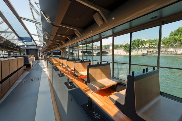 Seine River Cruise and Eiffel Tower Photoshoot in Paris