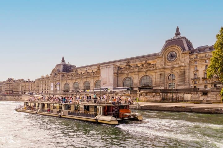 Seine River Cruise and Eiffel Tower Photoshoot in Paris