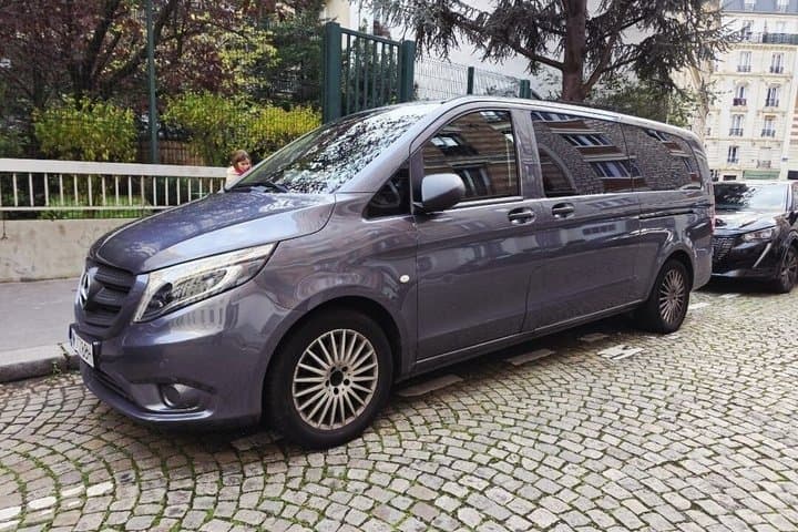 Private Transfer Airoport CDG Orly to Disney by Minivan 7pax
