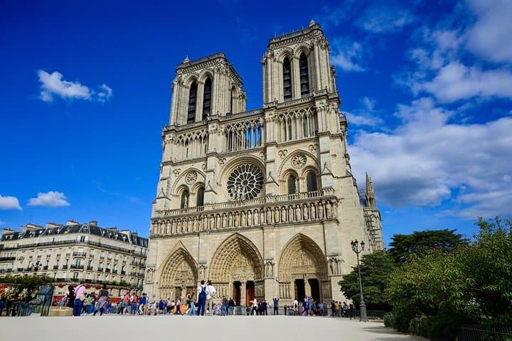 Paris in a Day Tour: Louvre, Montmartre & Notre Dame