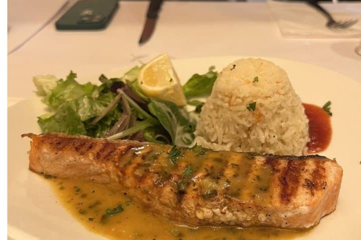Notre-Dame Guided Tour and Lunch at a Parisian Restaurant