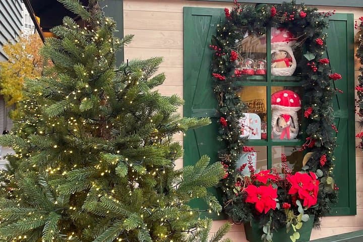 Paris Montmartre Christmas Private Tour: Markets, Coffee & Pastry