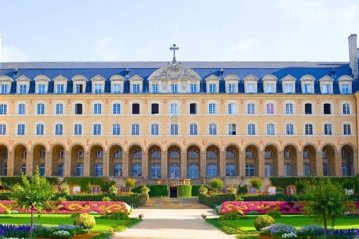 TOP Rennes: Private Guided Tour with Your Mobile