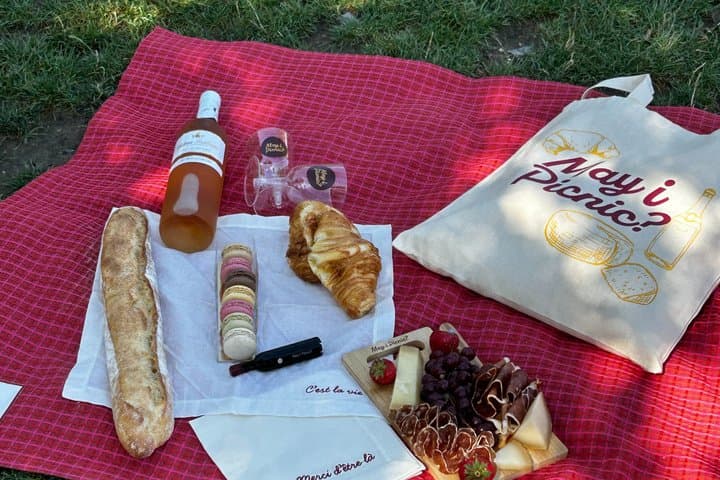 Walking tour with a picnic in Paris, the picnic of your dreams