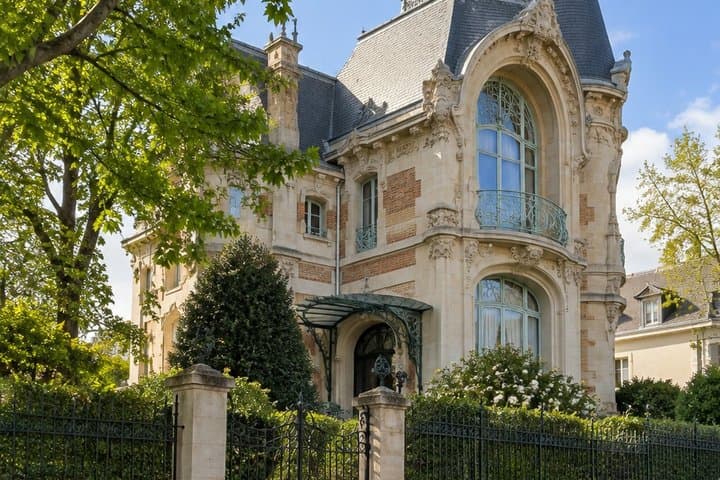 Self Guided Podcast Tour Reims Empires of the Champagne Widows