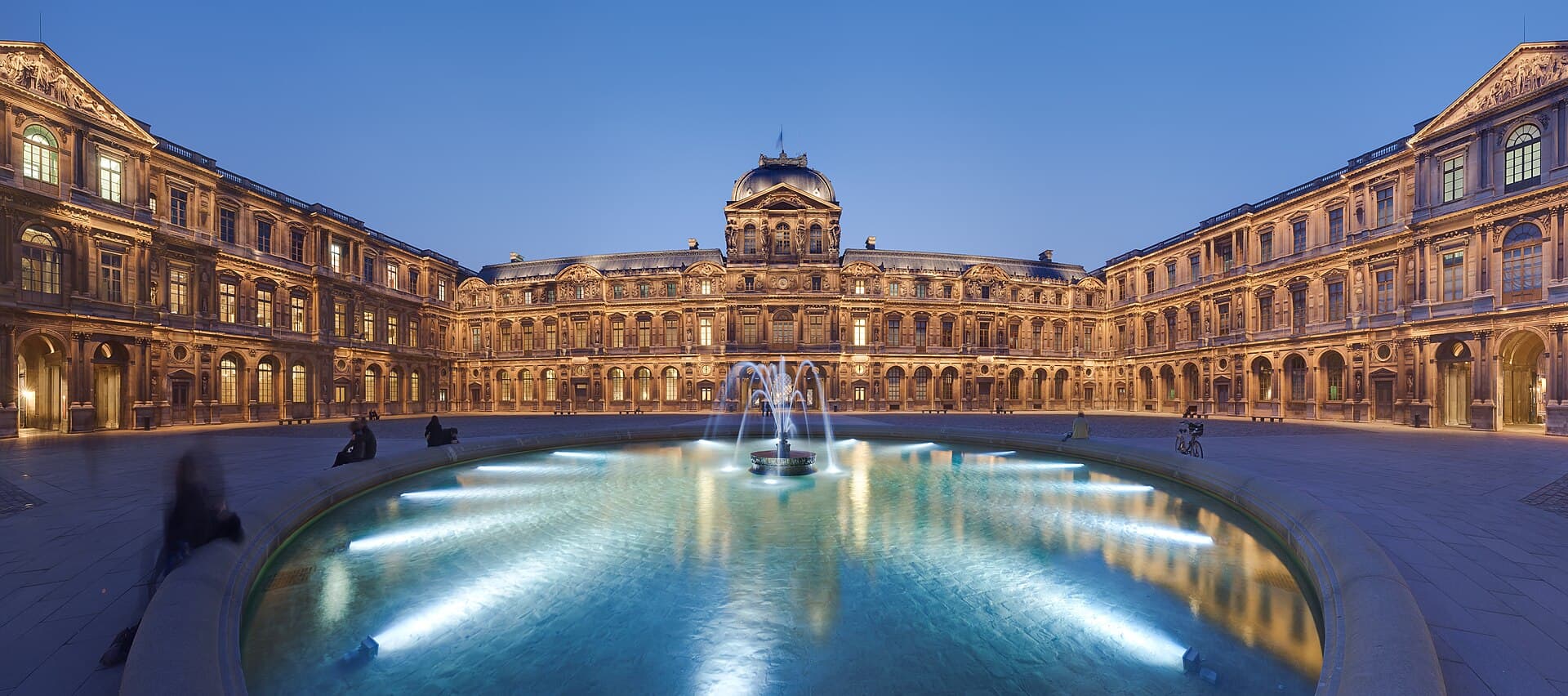 La cour Carrée du Louvre illuminée au crépuscule, Paris