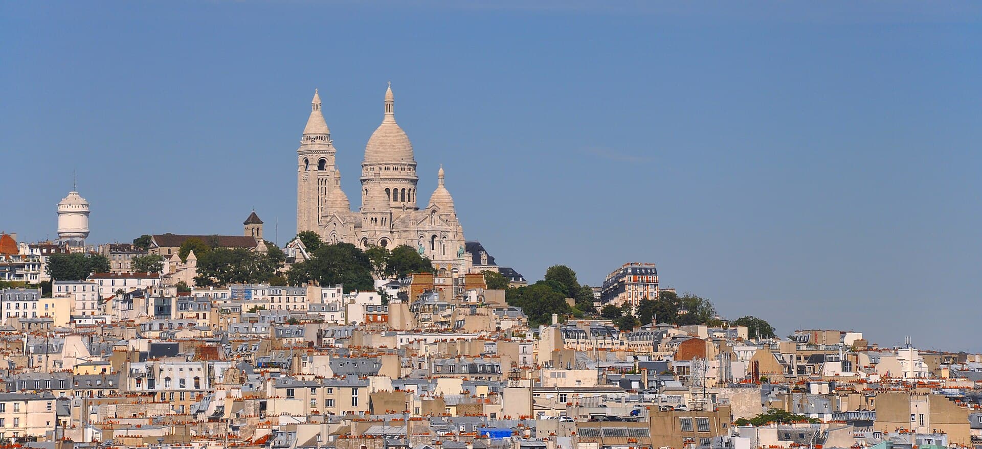 Toits de Paris et basilique du Sacré-Cœur vus depuis les Galeries Lafayette