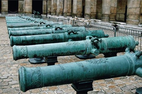 Skip the line Les Invalides World War Museum Guided Tour 8ppl Max