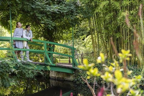 Giverny & Versailles Private Day Tour with Lunch from Paris