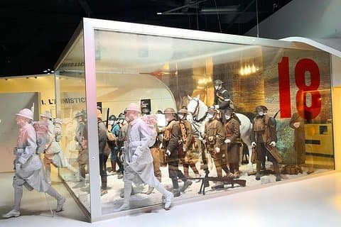 Museum of the Great War in Meaux - WW1 Late War (1918) -Mannequins of french soldiers walking alongside american soldiers