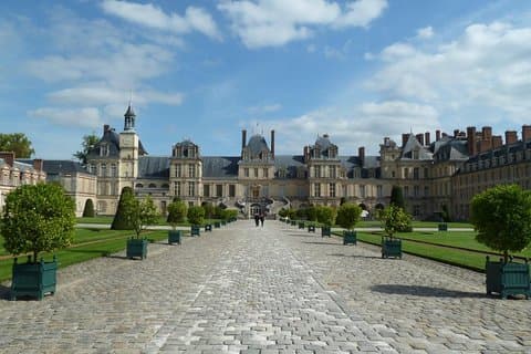 Round transfer to Fontainebleau and Vaux le Vicomte from Paris