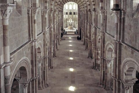 Walk in the Luimère of the summer solstice in the basilica of Vézelay