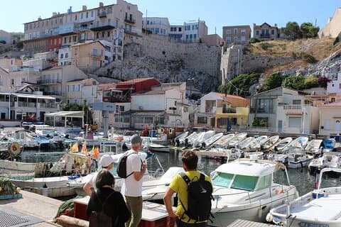 Together, we visit to be amazed as much as to understand the life of the people of Marseille.
