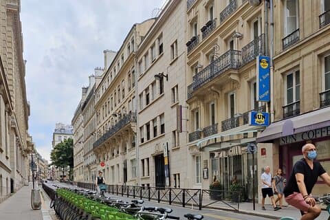 Full-Day Guided Tour in Paris with Hotel Pick Up & Drop