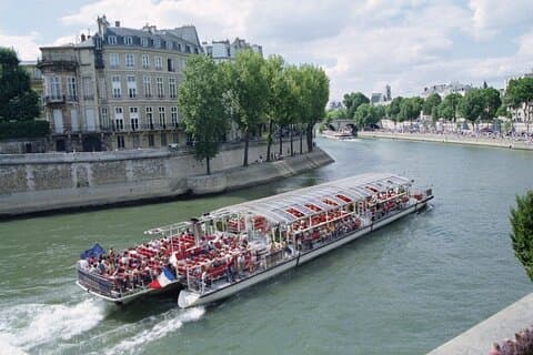 Montmartre and Seine River Dinner Cruise with Hotel pick up in Paris- 6 Hrs