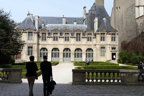 8 hours Paris city tour with Montmartre, Le Marais and Crazy horse