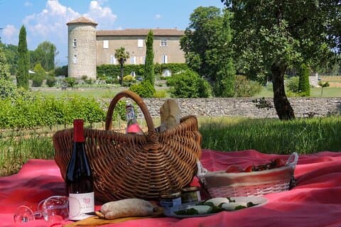 Bucolic picnic in the grounds of Château de la Selve