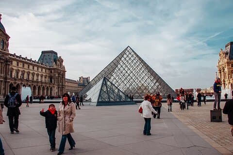 Paris Private Photoshoot Tour with Louvre and hotel Pick up and drop -5 hours