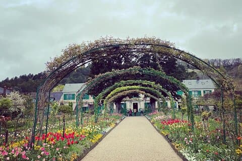 Private Transfer From Paris to Bayeux & Caen with stop in Giverny