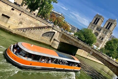 Navigation in the Bras DE la Monnaie
and view of Notre-Dame