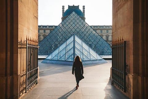Louvre Museum Photoshoot Art and Elegance Unveiled
