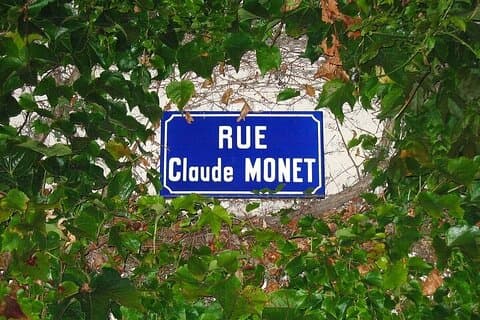 Private Round Trip Transfer from Paris to Giverny by Sedan or Van