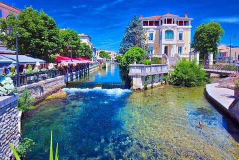 Canals and Provencal charm to discover upon arrival – let yourself be transported directly to the heart of L’Isle-sur-la-Sorgue.