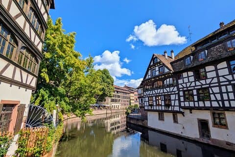 The view dives into Little France. Once a district DE travail for tanners, millers and fishermen, it has been able to transform its humble past EN a universal charm.