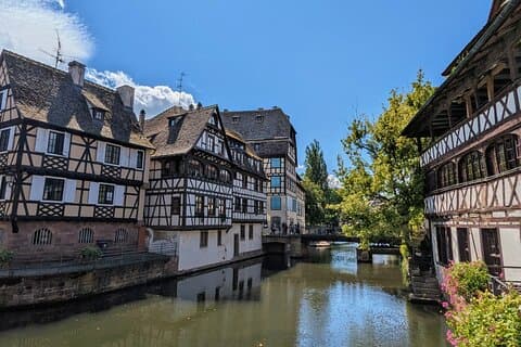The charm DE the half-timbered houses of Petite France. On the right, the "stove" DE tanners, former headquarters DE the corporation, stands as a proud witness to the city's artisanal past.