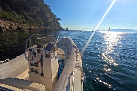 DE From inside the boat, admire the turquoise waters of La Madrague and start your day with confidence.