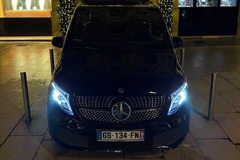 Comfortable 7-seater van transfer from Orly Airport to Disneyland & Hotels