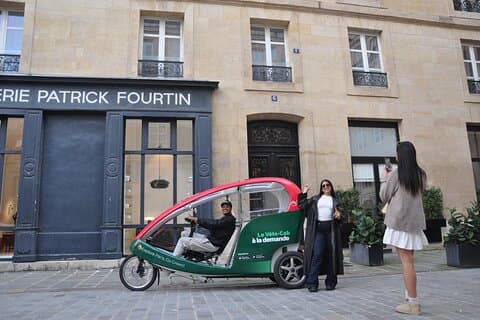 Private Guided Bike Tour EN Cab in Paris: Le Emily