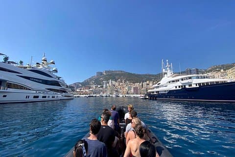 Excursion at sea between Nice and Monaco aboard our semi-rigid Black Tenders. Discover the prestigious villas, hidden coves and exceptional panoramas of the Côte d’Azur, accompanied by u