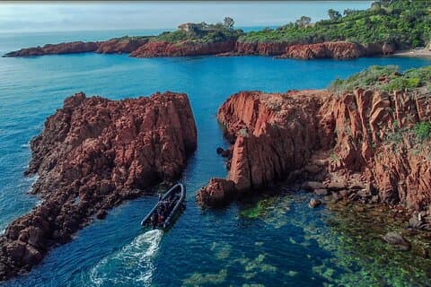 Sea trip from Mandelieu to Cap Roux: medieval castles, exceptional villas and secret coves of the Esterel.
