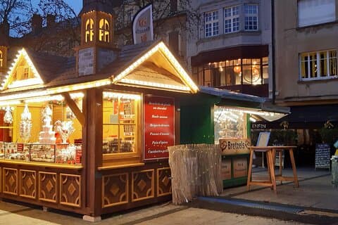 Santiago Square: First Christmas Point of Sale