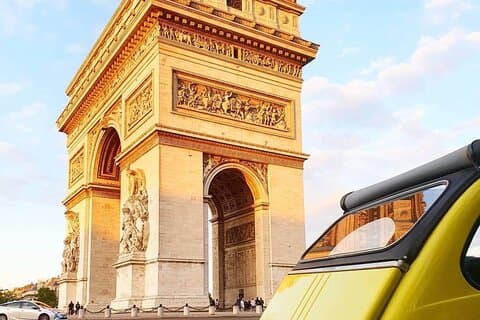 Essential Paris Private Tour: 1h in an Authentic 2CV