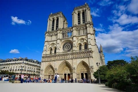 Small Group Notre Dame Cathedral Tour with Scheduled Entry