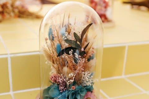 Workshop bell in dried flowers near Nantes