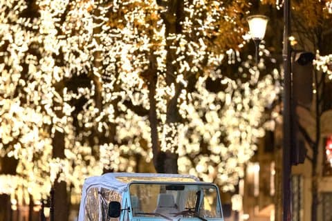 Paris Tuk Tuk/Golf Cart Private Christmas Illuminations Tour