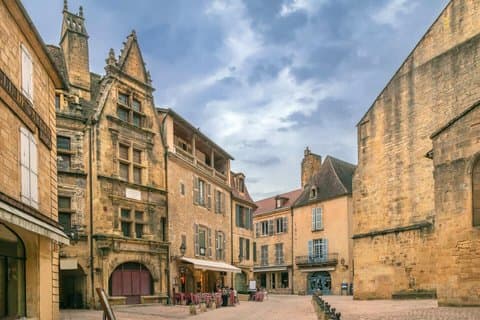 Hello Sarlat: Private 2-Hour Intro City Walk with Local Guide