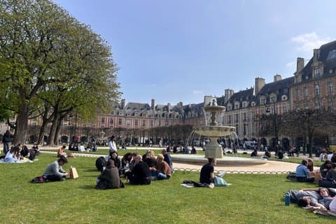 Paris Iconic Marais and Gastronomy Private Walking Tour