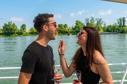 Private Bordeaux Food Tour: Sunday Market Visit & Gourmet Cruise