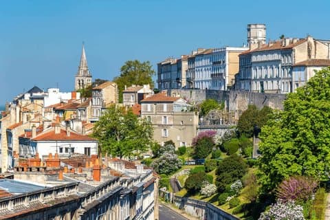 Hello Angouleme: Private 2-Hour Intro City Walk with Local Guide