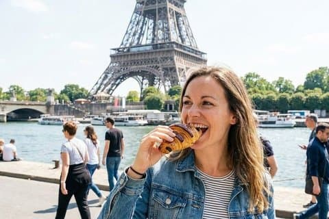 Paris: Eiffel Tower Food Tour with 7 Tastings at Local Shops