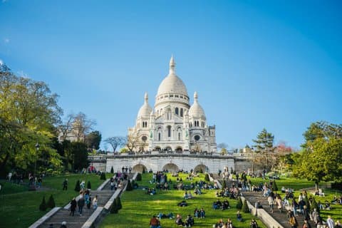 :Montmartre Semi-Private Walking Tour with Wine & Cheese Tasting