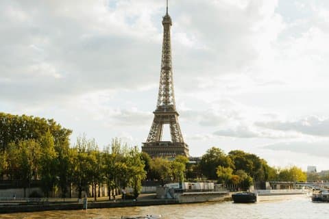 One Hour Paris Seine River Cruise with Audio Guide and Photoshoot