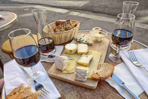 Guided Tour of Montmartre with Cheese and Wine Tasting