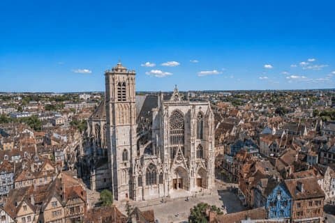 Hello Troyes: Private 2-Hour Intro City Walk with Local Guide